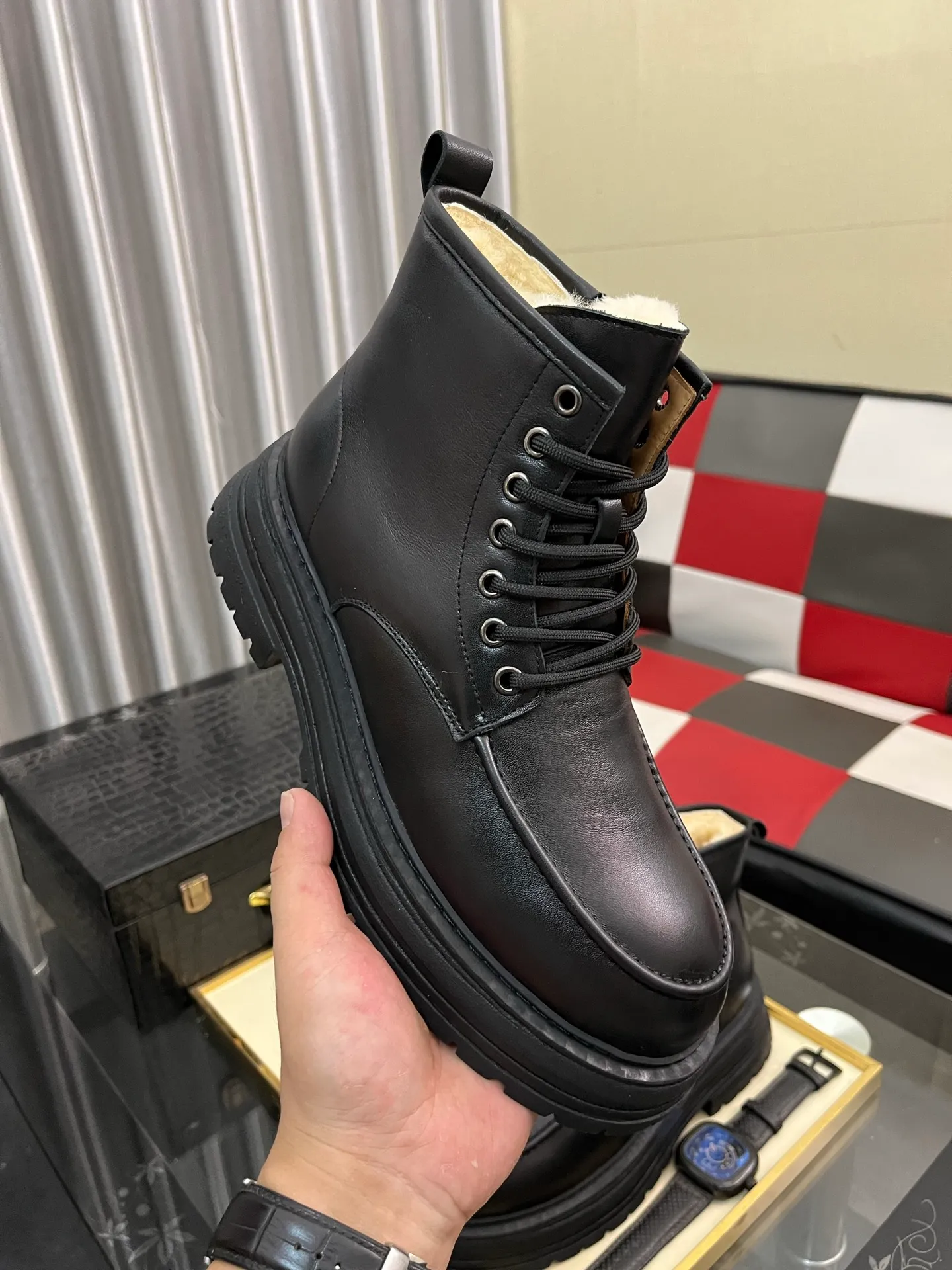 Men's Men's Shoes 💰660⌚️⌚️New UGG fur-integrated men's simple and fashionable snow shoes. The most worth buying at the end of this year are warm casual shoes. Whether you are out and about at home, their comfortable and warm performance will be your most suitable fashion companion! The material is cowhide upper and imported wool is used inside. Two layers of cowhide for warmth and comfort! The eva+ rubber patch outsole is cushioned, wear-resistant, and has good elasticity. It is light and wear-resistant, comfortable and soft, and the new simple cut is more fashionable. It has both practicality and fashion sense, so you no longer have to worry about how to match it in winter, while still maintaining fashionable taste. High-quality genuine wool produced in Dongguan. The material depends on the details! Size: 38-39-40-41-42-43-44-45